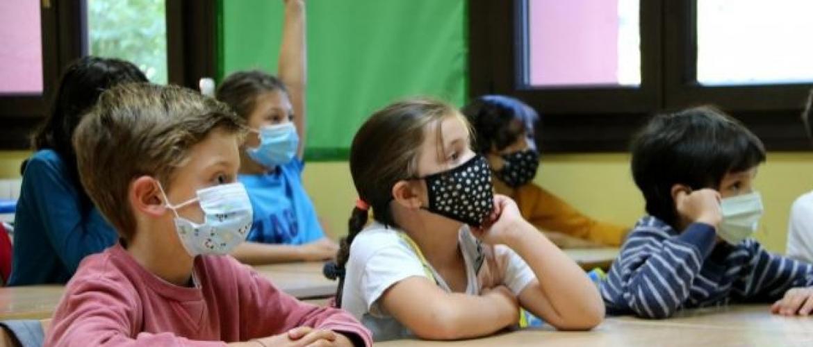Fonoaudiólogos e pediatras observam atraso no desenvolvimento da fala em crianças devido à máscara e restrições