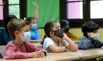 Fonoaudiólogos e pediatras observam atraso no desenvolvimento da fala em crianças devido à máscara e restrições