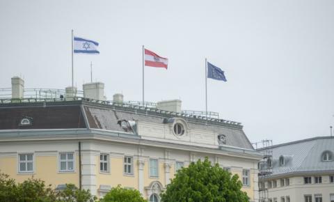 Premier da Áustria hasteia bandeira israelense na chancelaria para expressar solidariedade durante os combates em Gaza